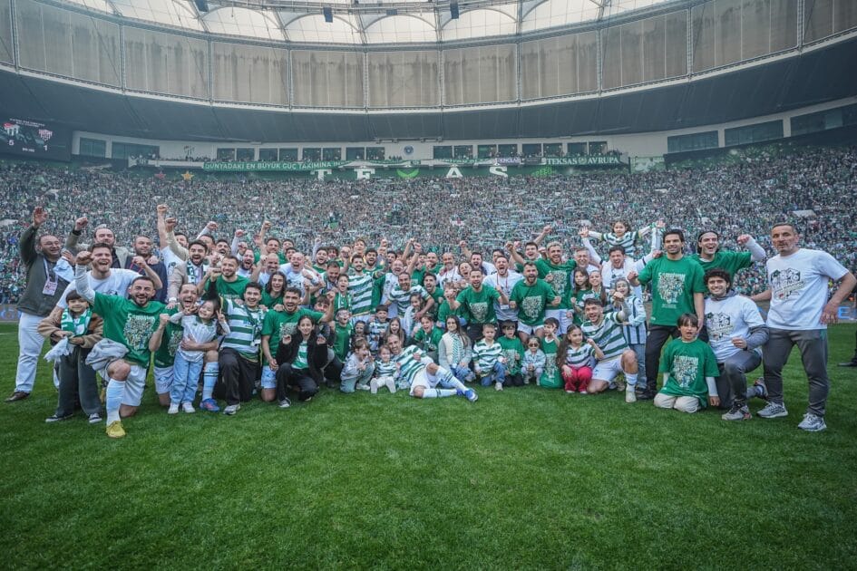 Bursaspor, şampiyonluğunu ilan ederek 1. Lig'e yükselmeyi garantiledi